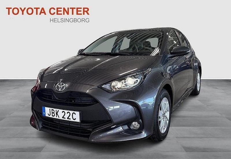 Mörkgrå Ny 2025 Toyota Yaris Hybrid Active Halvkombi | 266 800 kr (Bra pris) - Bild 1/4