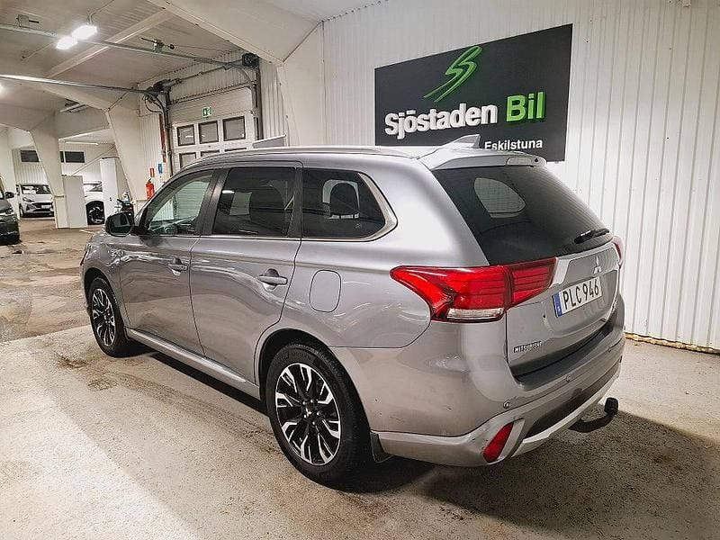 Begagnad Mitsubishi Outlander P-HEV 121 HK (88 kW) 2017 Grå SUV