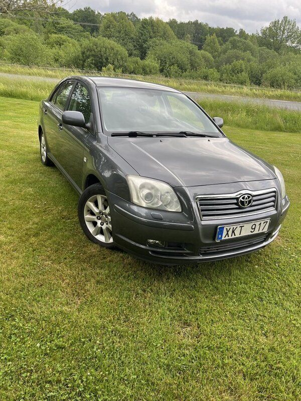 Grå Begagnad 2006 Toyota Avensis Halvkombi | 42 500 kr (Marknadspris) - Bild 1/4
