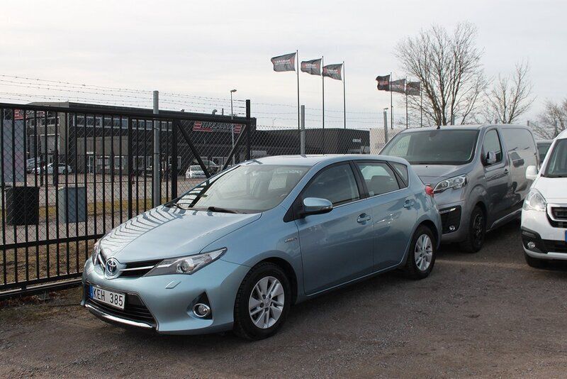 Ljusblå Begagnad 2013 Toyota Auris Hybrid Active Halvkombi | 119 900 kr (Marknadspris) - Bild 1/4