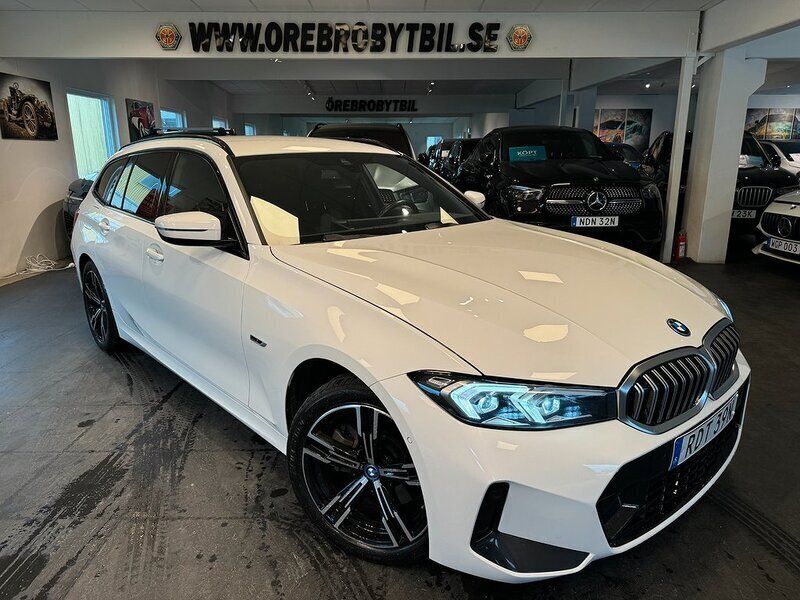 Vit Begagnad 2022 BMW 330e M Sport Kombi | 474 900 kr - Bild 1/4