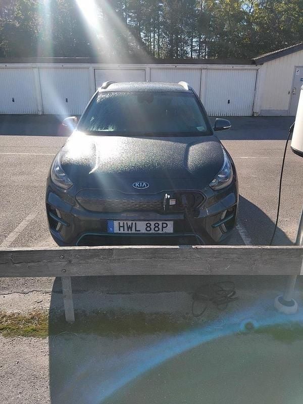 Grå Begagnad 2019 Kia e-Niro SUV | 180 000 kr (Lite dyr) - Bild 1/4