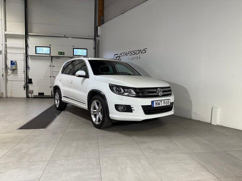 Vit Begagnad 2015 VW Tiguan R-line SUV | 169 500 kr (Marknadspris) - Bild 1/4