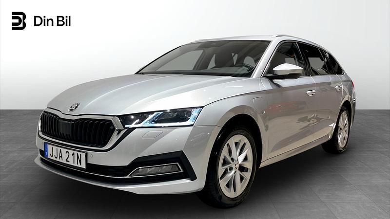 Silver Begagnad 2023 Skoda Octavia Kombi | 309 900 kr - Bild 1/4