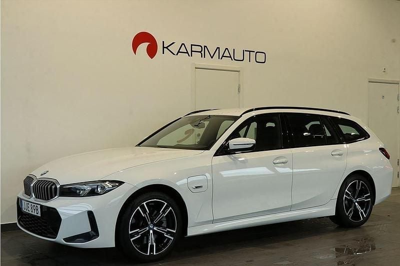 Vit Begagnad 2022 BMW 330e M Sport Kombi | 428 800 kr (Dyr) - Bild 1/4