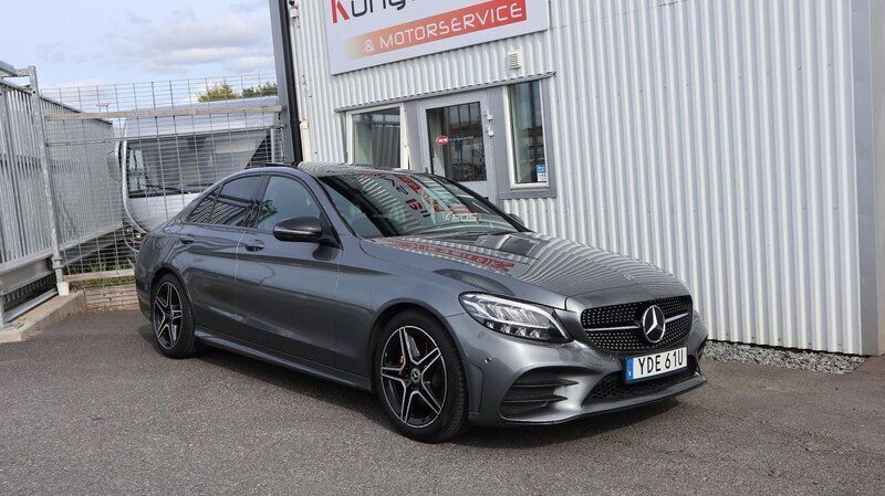 Grå Begagnad 2019 Mercedes C220 AMG line Sedan | 279 500 kr (Marknadspris) - Bild 1/4