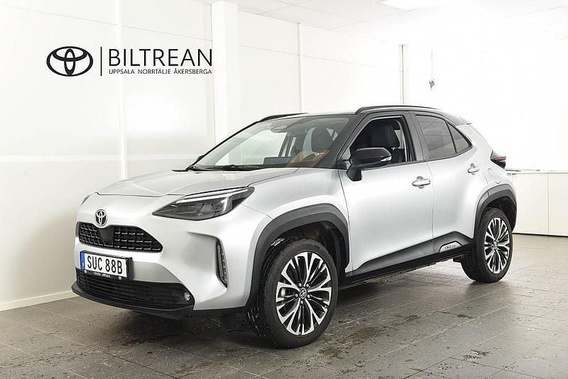 Silvermetallic Begagnad 2024 Toyota Yaris Hybrid Style | 338 900 kr (Dyr) - Bild 1/4