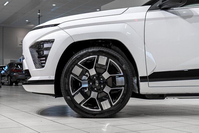 Begagnad Hyundai Kona Advanced 160 kW (218 HK) 2023 Vit SUV