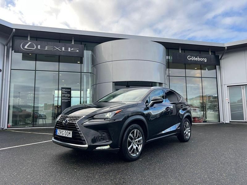 Svart (svart metallic) Begagnad 2021 Lexus NX300h Executive Line SUV | 309 000 kr (Marknadspris) - Bild 1/4