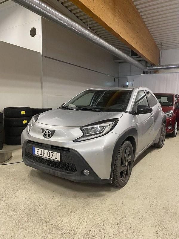 Silver Begagnad 2022 Toyota Aygo X Comfort SUV | 174 900 kr (Marknadspris) - Bild 1/1