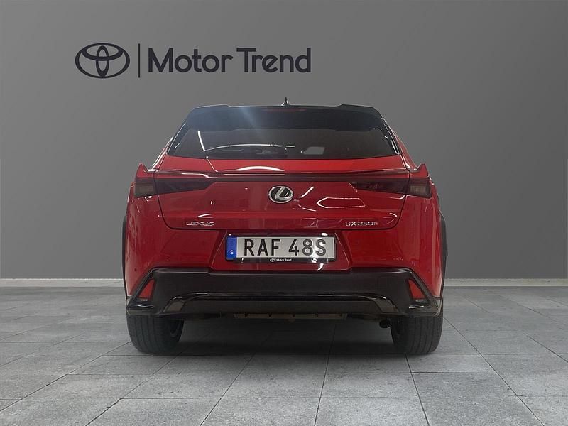 Begagnad Lexus UX 250h Sport Design Packet 186 HK (136 kW) 2022 Röd SUV