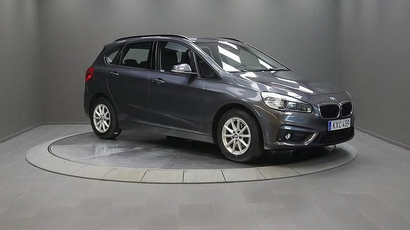 Grå Begagnad 2016 BMW 218 Comfort Edition Kombi | 135 000 kr - Bild 1/4