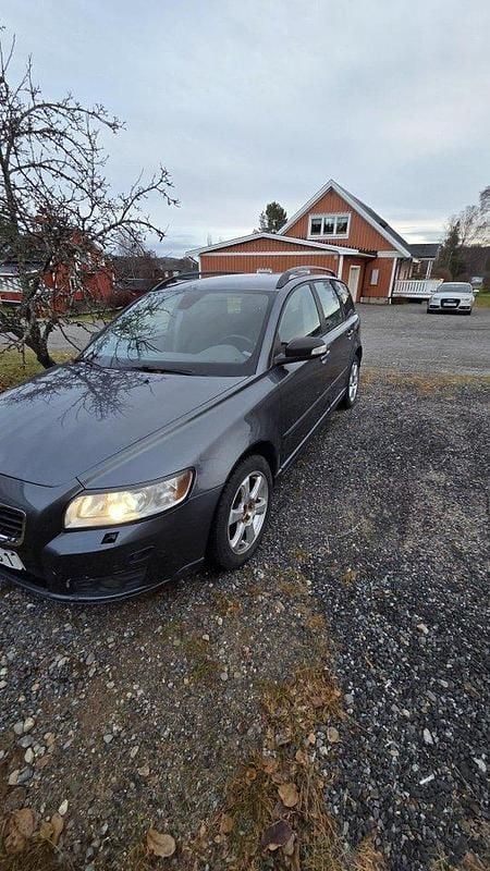 Grå Begagnad 2008 Volvo V50 Momentum Kombi | 15 000 kr (Bra pris) - Bild 1/4