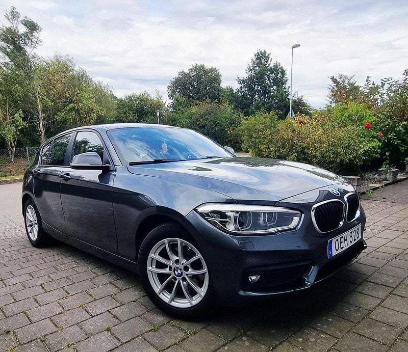Grå Begagnad 2017 BMW 116 Halvkombi | 147 000 kr (Marknadspris) - Bild 1/4