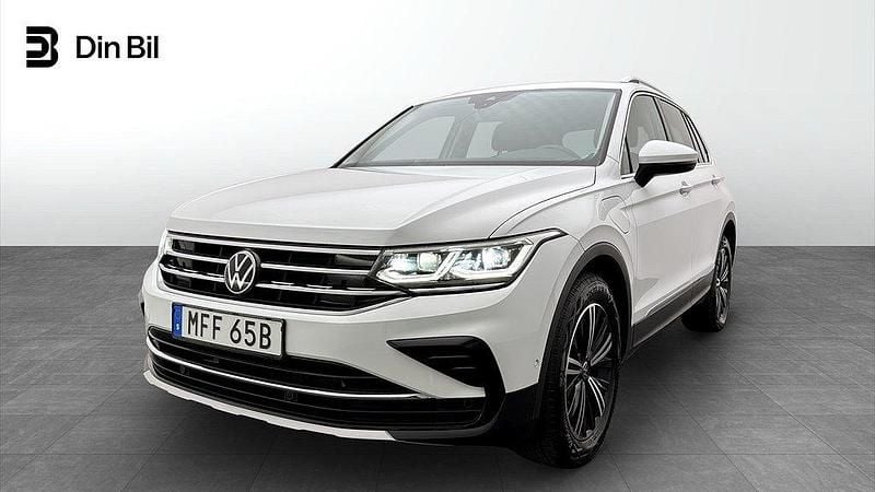 Vit Begagnad 2023 VW Tiguan Elegance SUV | 379 900 kr (Marknadspris) - Bild 1/4