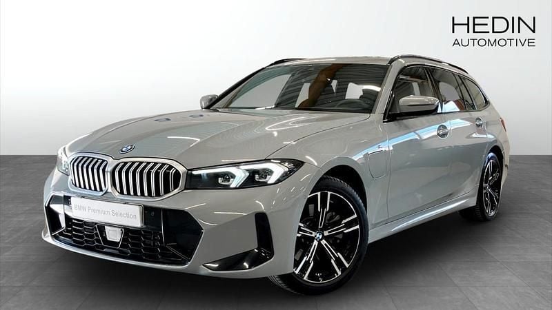 Grå (grey) Begagnad 2024 BMW 330e M Sport Kombi | 509 700 kr (Marknadspris) - Bild 1/4