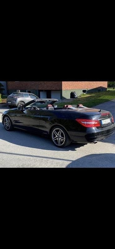 Svart Begagnad 2012 Mercedes E220 Cab | 199 000 kr (Marknadspris) - Bild 1/4