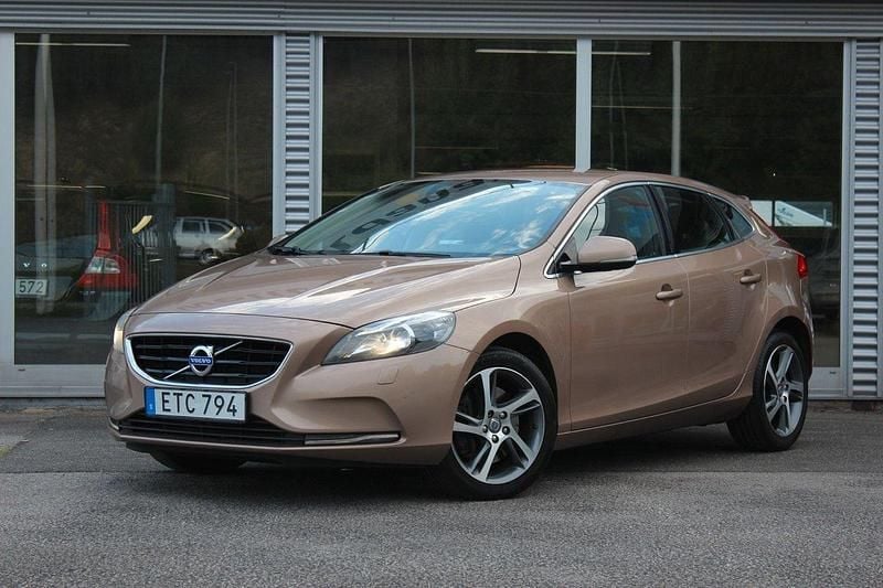 Brun Begagnad 2015 Volvo V40 Momentum Kombi | 119 900 kr (Marknadspris) - Bild 1/4