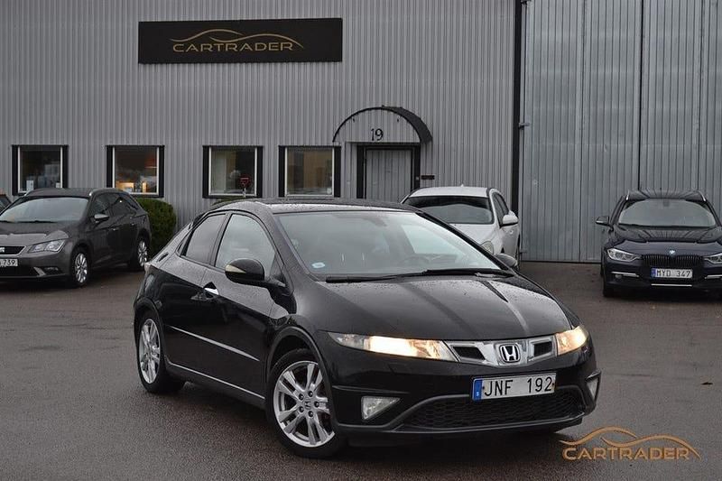 Svart Begagnad 2009 Honda Civic Sport Halvkombi | 49 900 kr (Marknadspris) - Bild 1/4