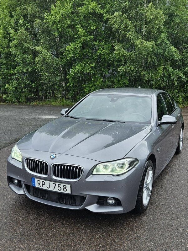 Grå Begagnad 2015 BMW 520 M Sport Sedan | 135 000 kr (Bra pris) - Bild 1/4
