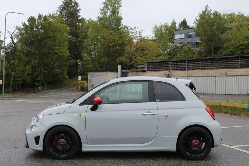 Grå Begagnad 2021 Abarth 595 Pista Halvkombi | 219 900 kr (Lite dyr) - Bild 1/4