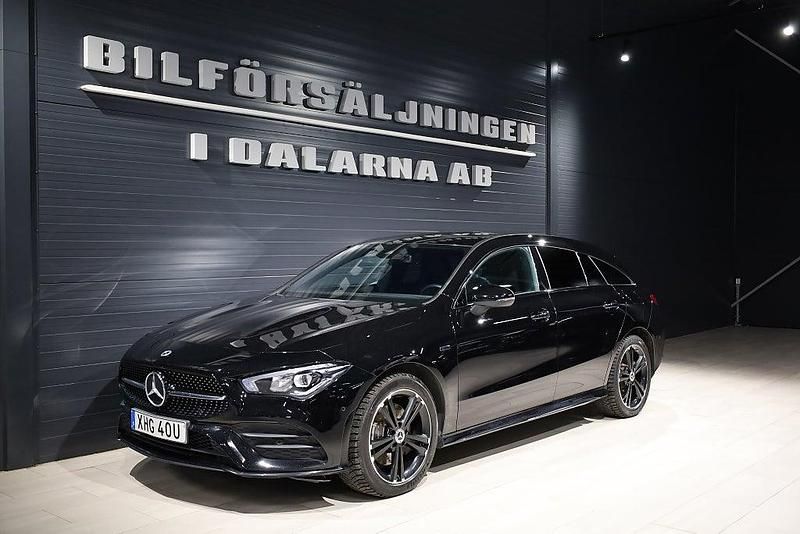 Svart Begagnad 2020 Mercedes CLA250e Shooting Brake AMG Kombi | 289 000 kr (Marknadspris) - Bild 1/4