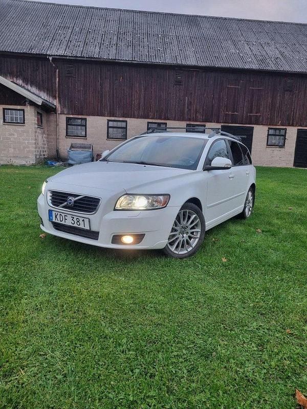 Vit Begagnad 2010 Volvo V50 Momentum Kombi | 45 000 kr (Marknadspris) - Bild 1/4