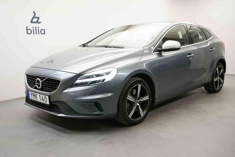 Grå Begagnad 2018 Volvo V40 Kombi | 209 900 kr (Dyr) - Bild 1/1