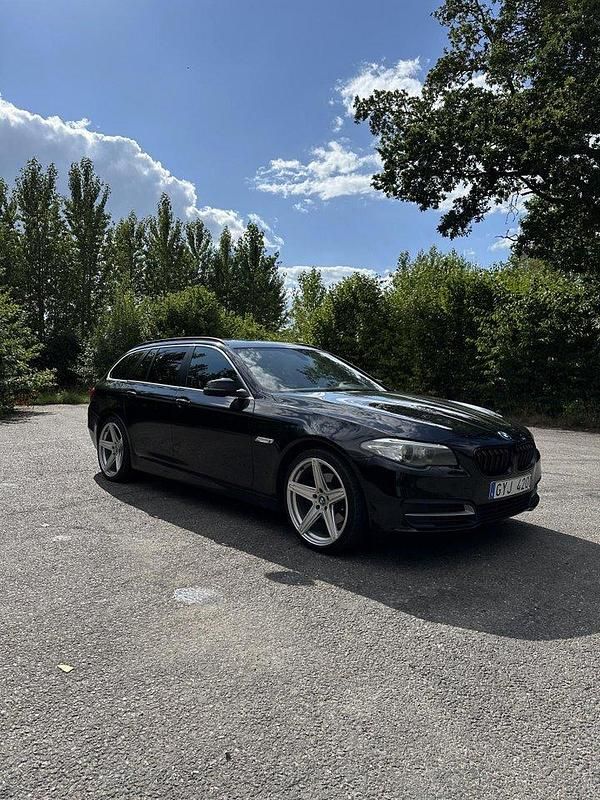 Svart Begagnad 2014 BMW 520 Kombi | 80 000 kr (Marknadspris) - Bild 1/4