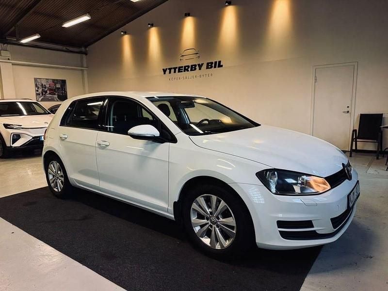 Vit Begagnad 2013 VW Golf VII Halvkombi | 69 900 kr (Bra pris) - Bild 1/4