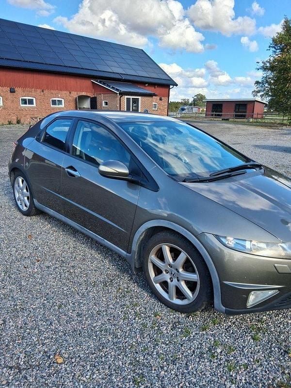 Grå Begagnad 2007 Honda Civic Sport Halvkombi | 43 000 kr (Marknadspris) - Bild 1/4