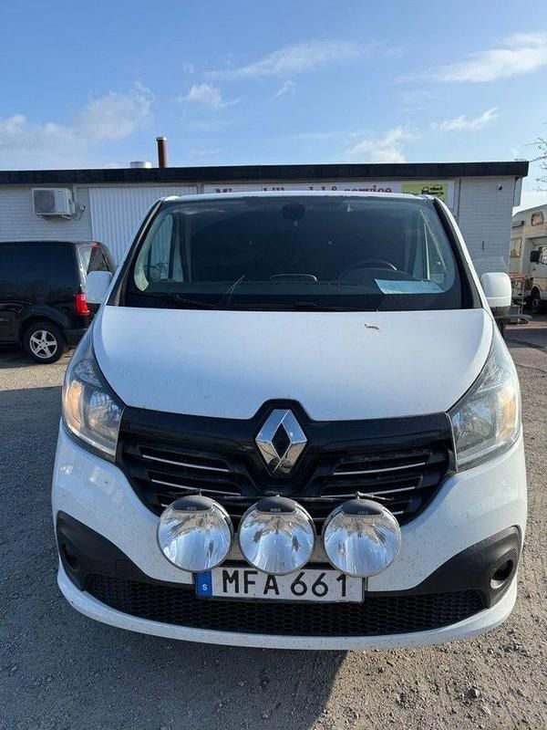 Vit Begagnad 2016 Renault Trafic Minibuss | 100 000 kr (Marknadspris) - Bild 1/4