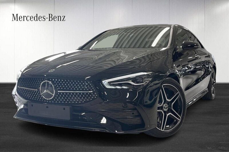 Svart Ny 2024 Mercedes CLA200 AMG Sportkupé | 420 800 kr (Marknadspris) - Bild 1/4