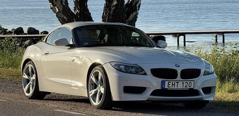 Vit Begagnad 2010 BMW Z4 Comfort Edition Cab | 222 000 kr (Marknadspris) - Bild 1/4