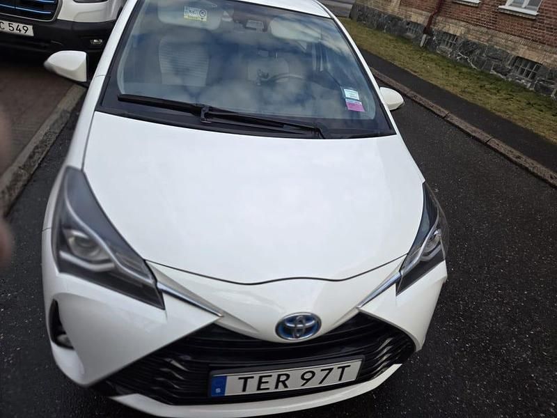 Begagnad Toyota Yaris Hybrid 101 HK (74 kW) 2019