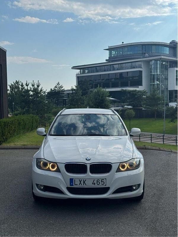 Vit Begagnad 2012 BMW 320 Kombi | 97 000 kr (Bra pris) - Bild 1/4