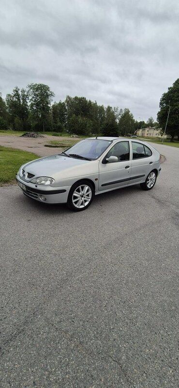 Grå Begagnad 2001 Renault Mégane Halvkombi | 13 000 kr - Bild 1/4