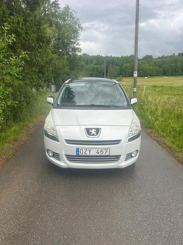 Vit Begagnad 2010 Peugeot 5008 Allure Minibuss | 47 000 kr (Marknadspris) - Bild 1/4