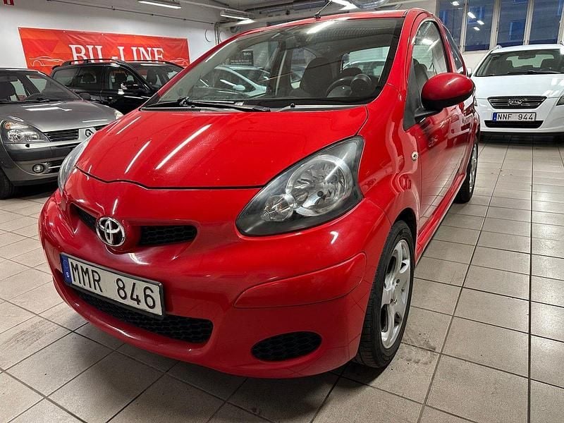 Röd Begagnad 2010 Toyota Aygo Halvkombi | 29 900 kr (Marknadspris) - Bild 1/4