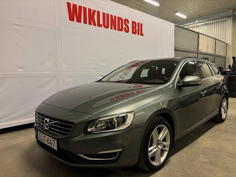 Grå Begagnad 2016 Volvo V60 Kombi | 194 900 kr (Lite dyr) - Bild 1/4