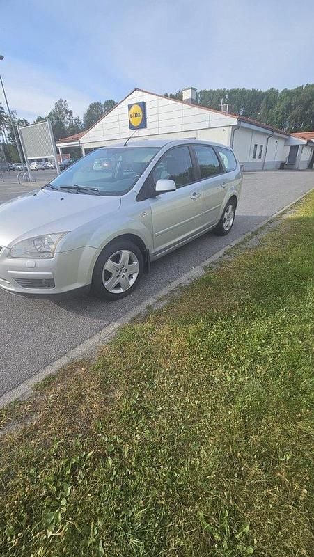 Grå Begagnad 2007 Ford Focus Trend Kombi | 19 700 kr (Superpris) - Bild 1/4