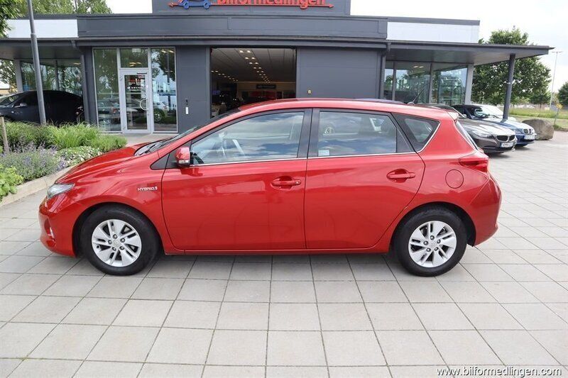 Mörkröd Begagnad 2013 Toyota Auris Hybrid Halvkombi | 79 900 kr - Bild 1/4