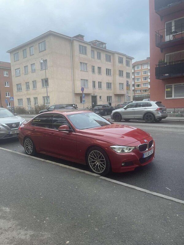 Röd Begagnad 2017 BMW 330e M Sport Sedan | 205 000 kr (Marknadspris) - Bild 1/4
