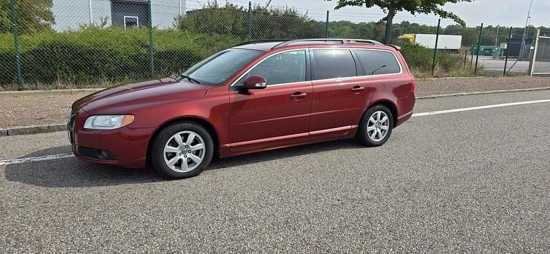 Röd Begagnad 2011 Volvo V70 Momentum Kombi | 37 500 kr (Bra pris) - Bild 1/4