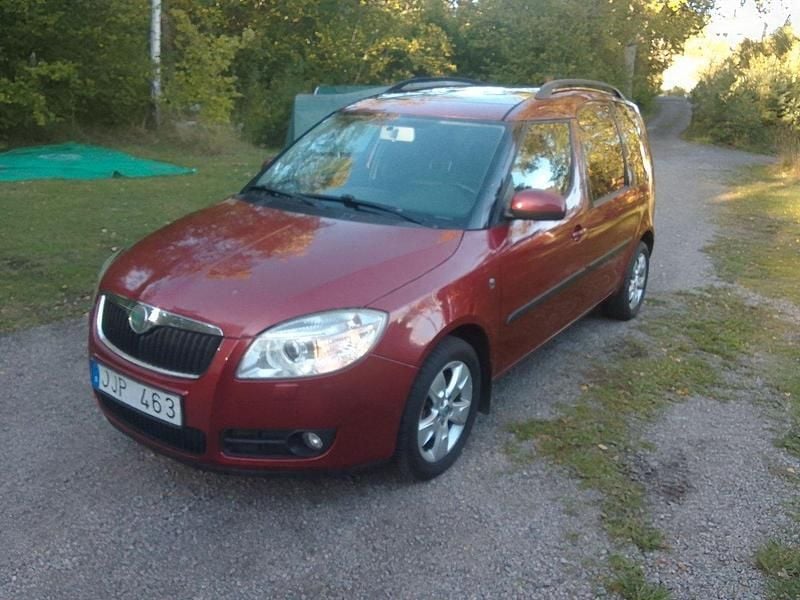 Mörkröd (röd) Begagnad 2007 Skoda Roomster Kombi | 34 900 kr (Marknadspris) - Bild 1/4