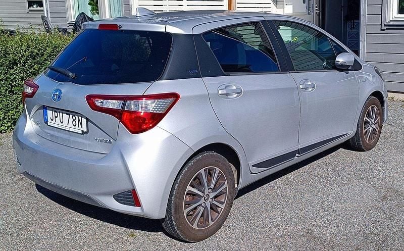 Silver Begagnad 2020 Toyota Yaris Hybrid Halvkombi | 185 000 kr (Marknadspris) - Bild 1/4
