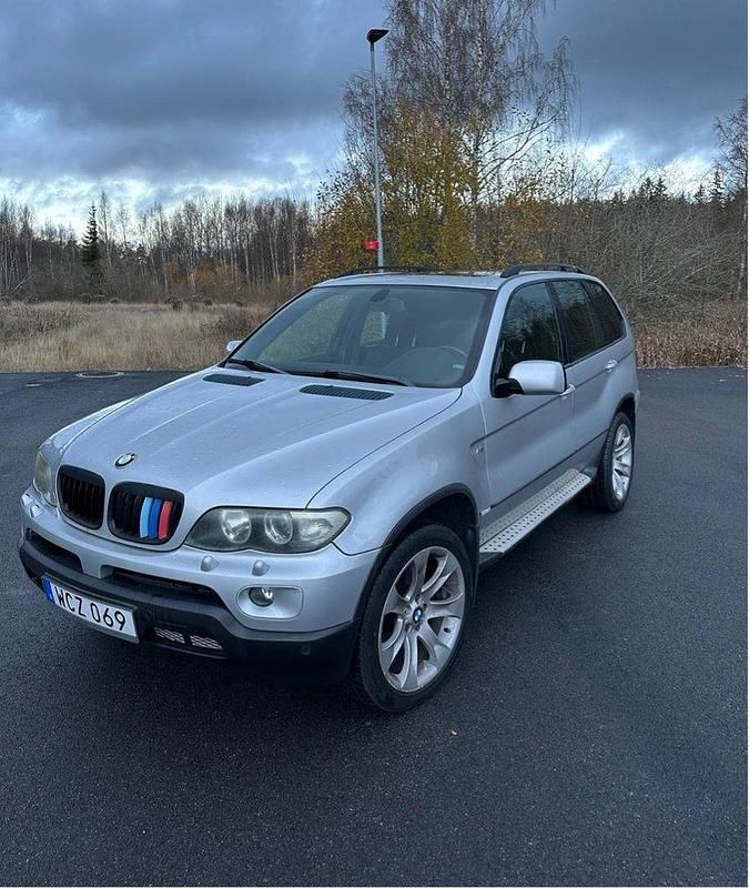 Grå Begagnad 2004 BMW X5 Sport Line SUV | 69 999 kr - Bild 1/4