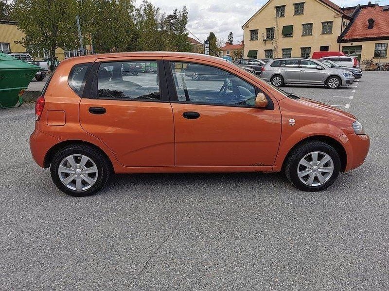 Begagnad Chevrolet Kalos 72 HK (52 kW) 2005 Gul Halvkombi