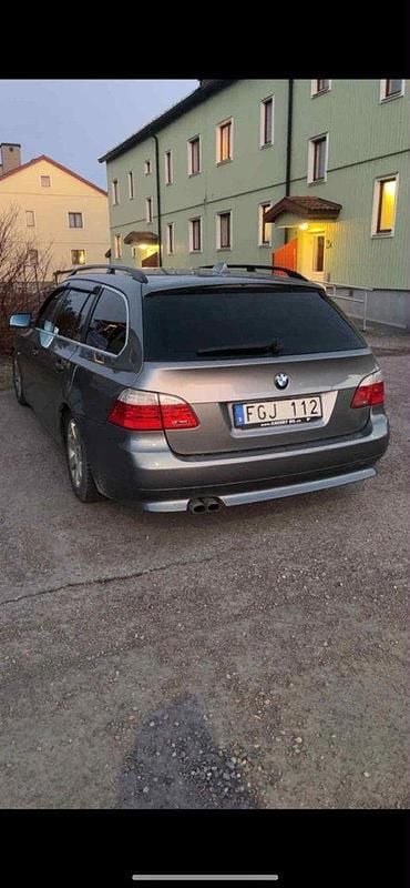 Grå Begagnad 2007 BMW 525 Kombi | 40 000 kr (Marknadspris) - Bild 1/4