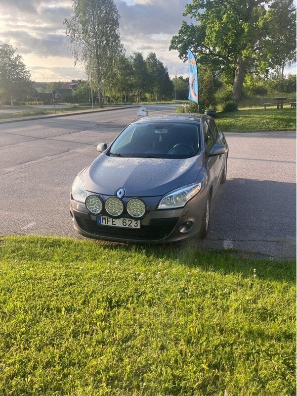 Grå Begagnad 2012 Renault Mégane III Halvkombi | 38 000 kr (Marknadspris) - Bild 1/4